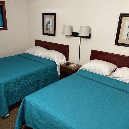 Highland Court Motel Фэрмонт Экстерьер фото