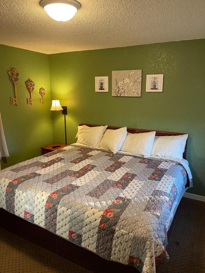 Highland Court Motel Фэрмонт Экстерьер фото