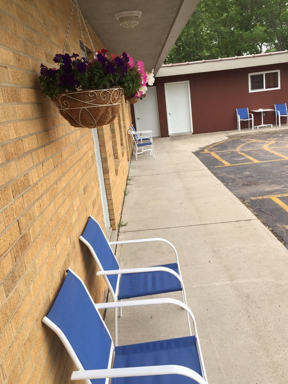 Highland Court Motel Фэрмонт Экстерьер фото