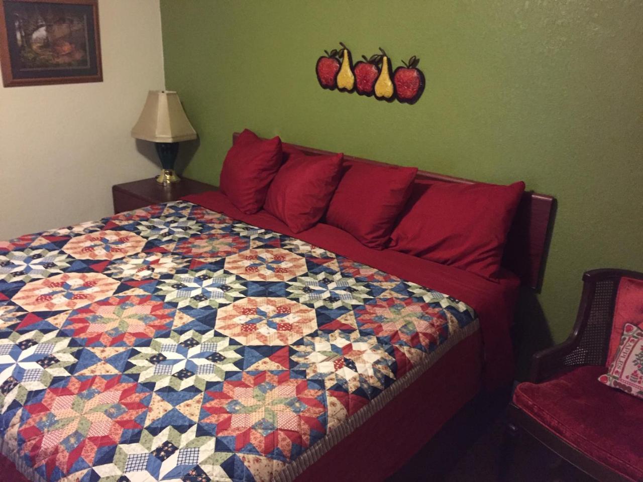 Highland Court Motel Фэрмонт Экстерьер фото